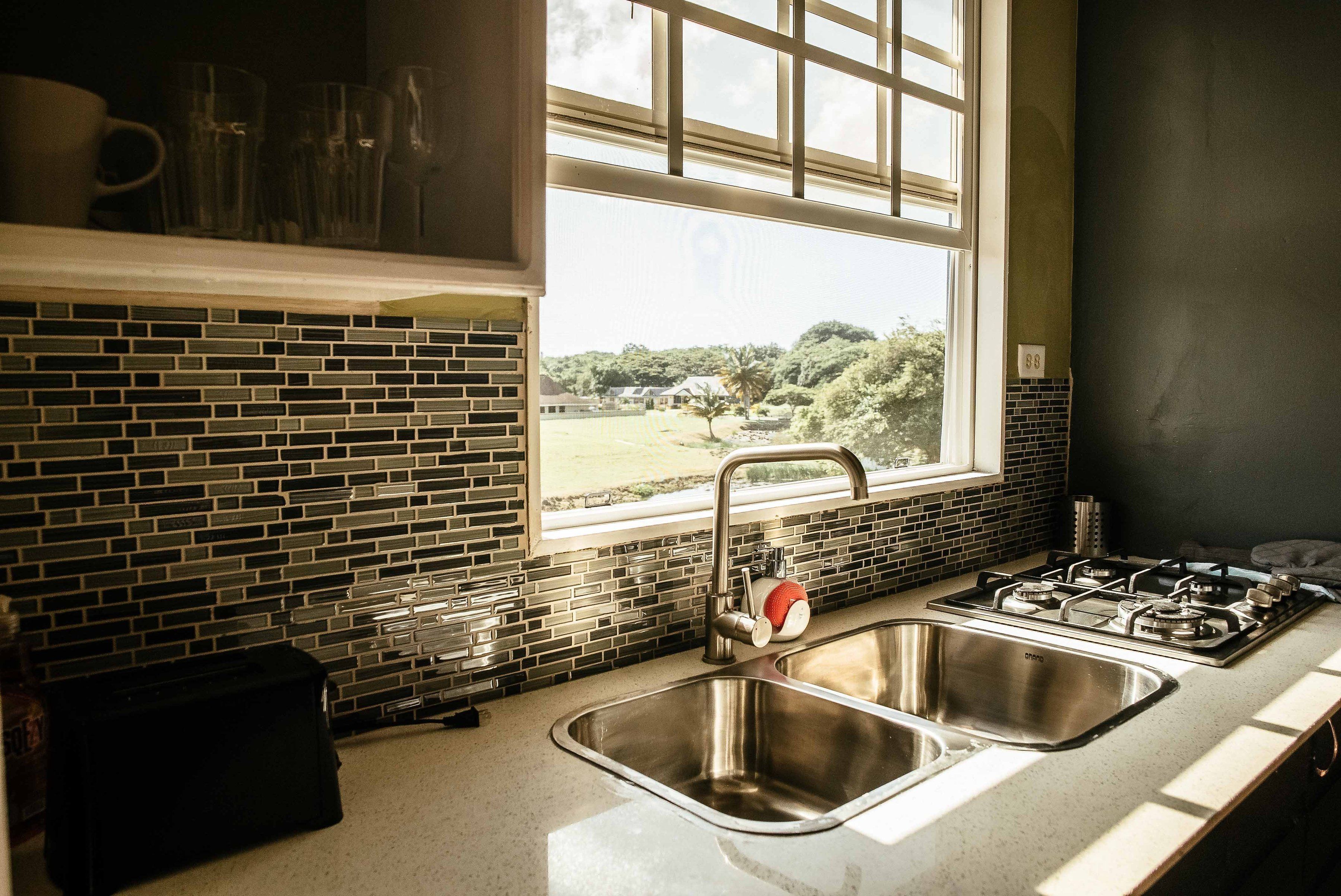 Kjøleskap, mikrobølgeovn, kokeplater og vannkoker