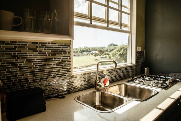 Refrigerador con freezer, microondas, placa de cocina