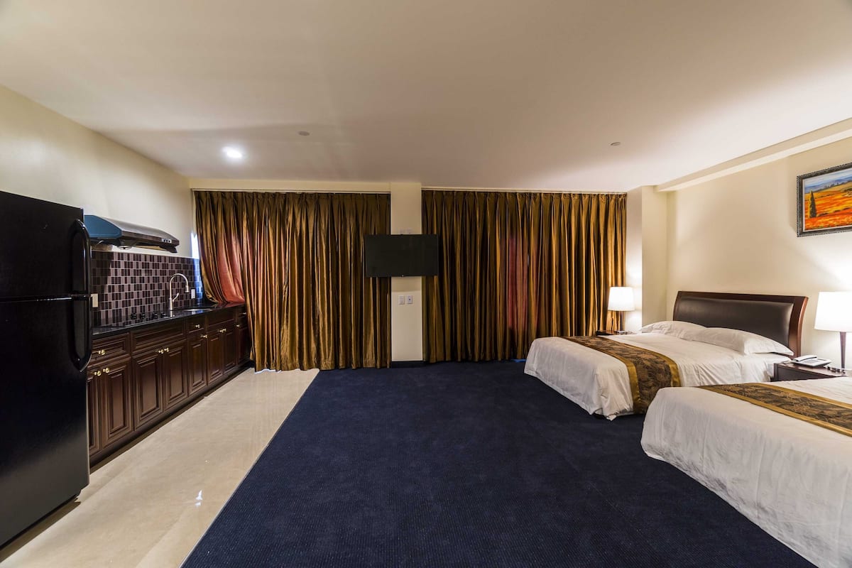 Familienstudio, 2 Queen-Betten, Kochnische | Schreibtisch, Bügeleisen/Bügelbrett, kostenloses WLAN, Bettwäsche