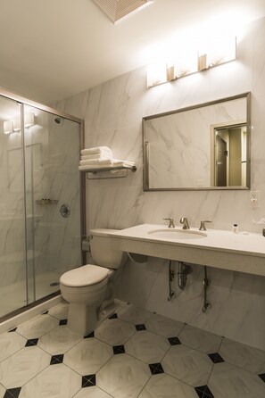 Chambre classique, 1 grand lit | Salle de bain | Douche, douche cascade, articles de toilette (gratuits)