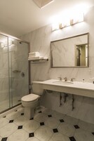 Classic Room, 1 Queen Bed | Bathroom | Shower, rainfall showerhead, free toiletries, hair dryer