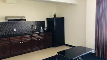Suite familiar, 2 camas Queen size, cocineta | Escritorio, tabla de planchar con plancha, wifi gratis y ropa de cama