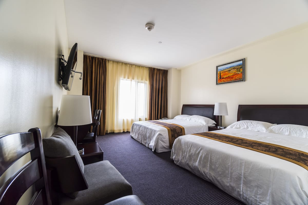 Classic-Doppelzimmer, 2 Queen-Betten | Schreibtisch, Bügeleisen/Bügelbrett, kostenloses WLAN, Bettwäsche