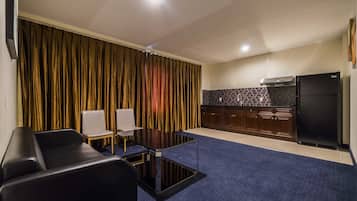 Phòng Suite dành cho gia đình, 2 giường cỡ queen, bếp nhỏ | Bếp nhỏ riêng | Dụng cụ pha cà phê/trà, ấm điện, máy xay cà phê