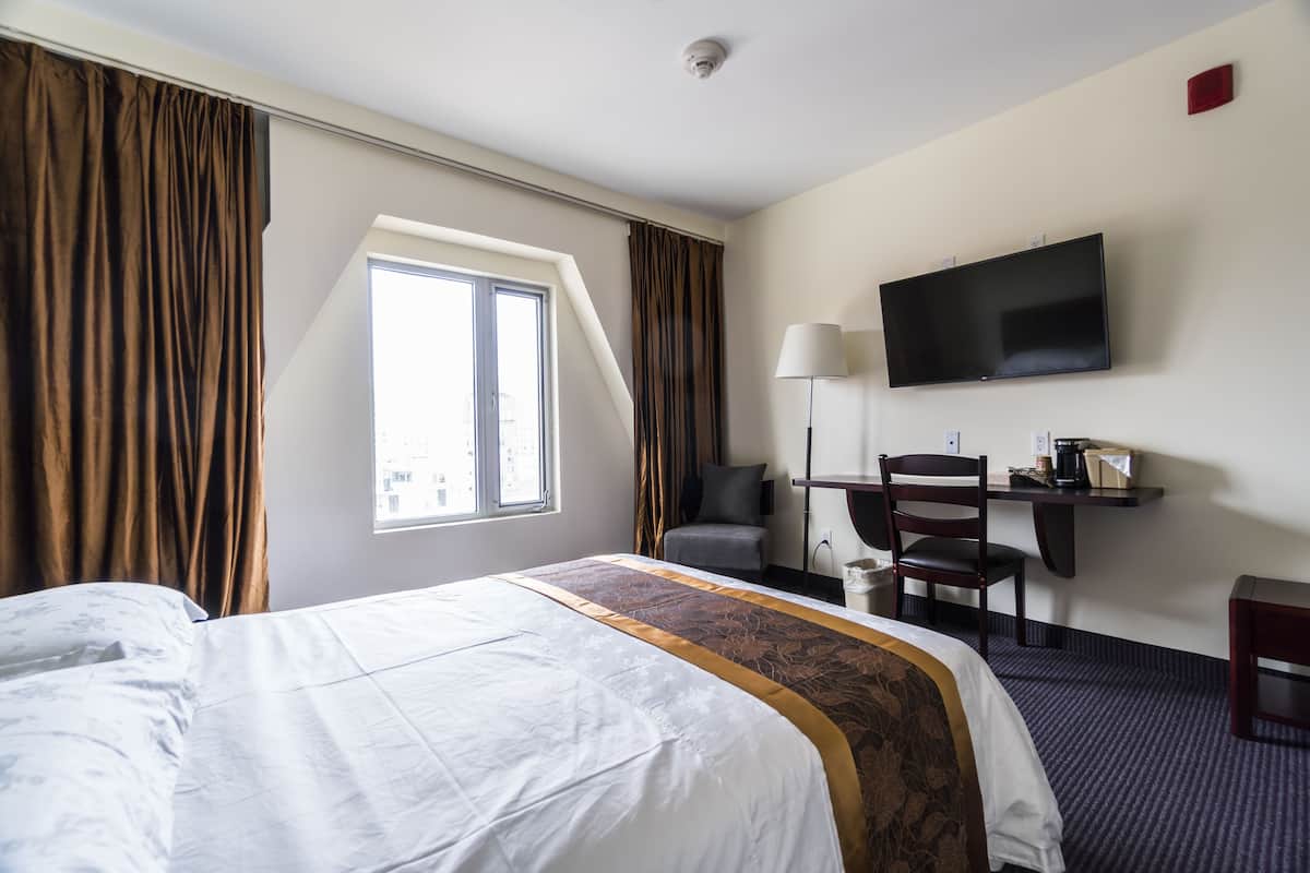 classic room, 1 queen bed | room amenity