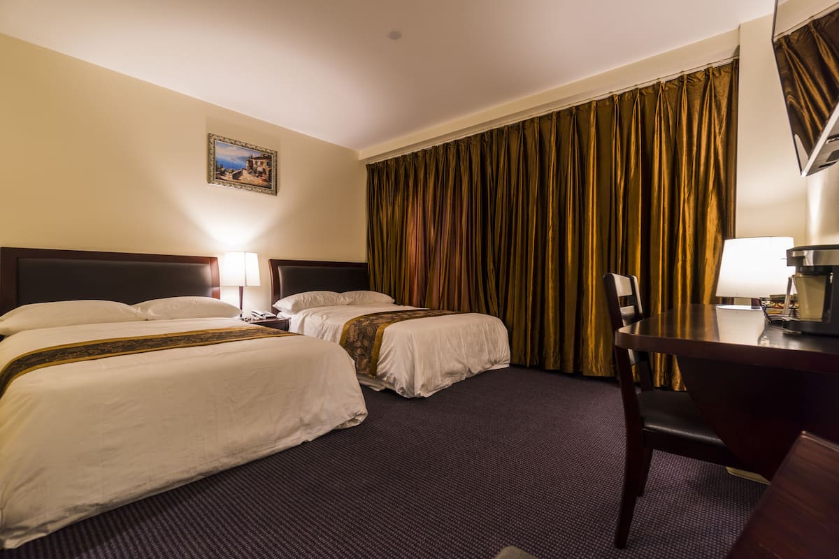 Classic-Doppelzimmer, 2 Doppelbetten | Schreibtisch, Bügeleisen/Bügelbrett, kostenloses WLAN, Bettwäsche