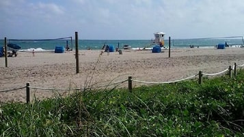 På stranden