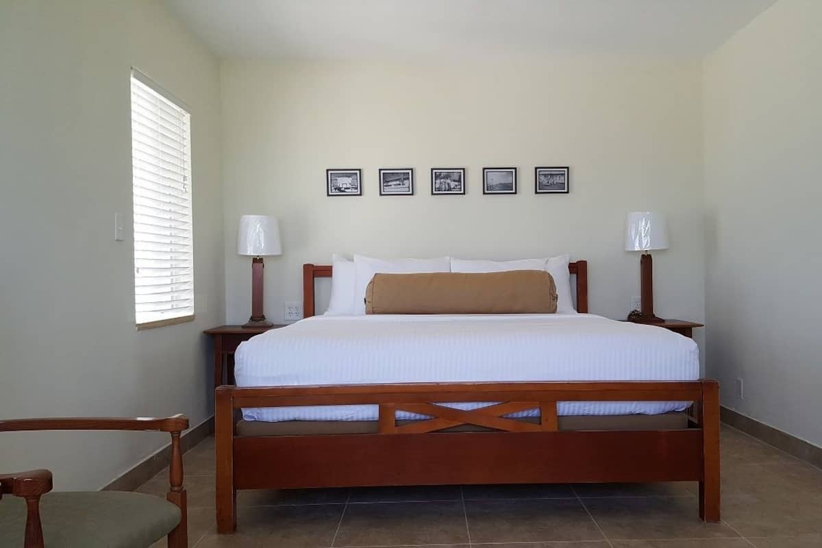 Studio Suite Panorama, 1 Tempat Tidur King, balkon, di pinggir kolam renang | Seprai premium, brankas, setrika/meja setrika, dan Wi-Fi gratis