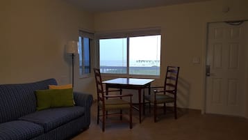 Suíte com design assinado, 1 quarto, cozinha, no mezanino | Roupas de cama premium, cofres nos quartos