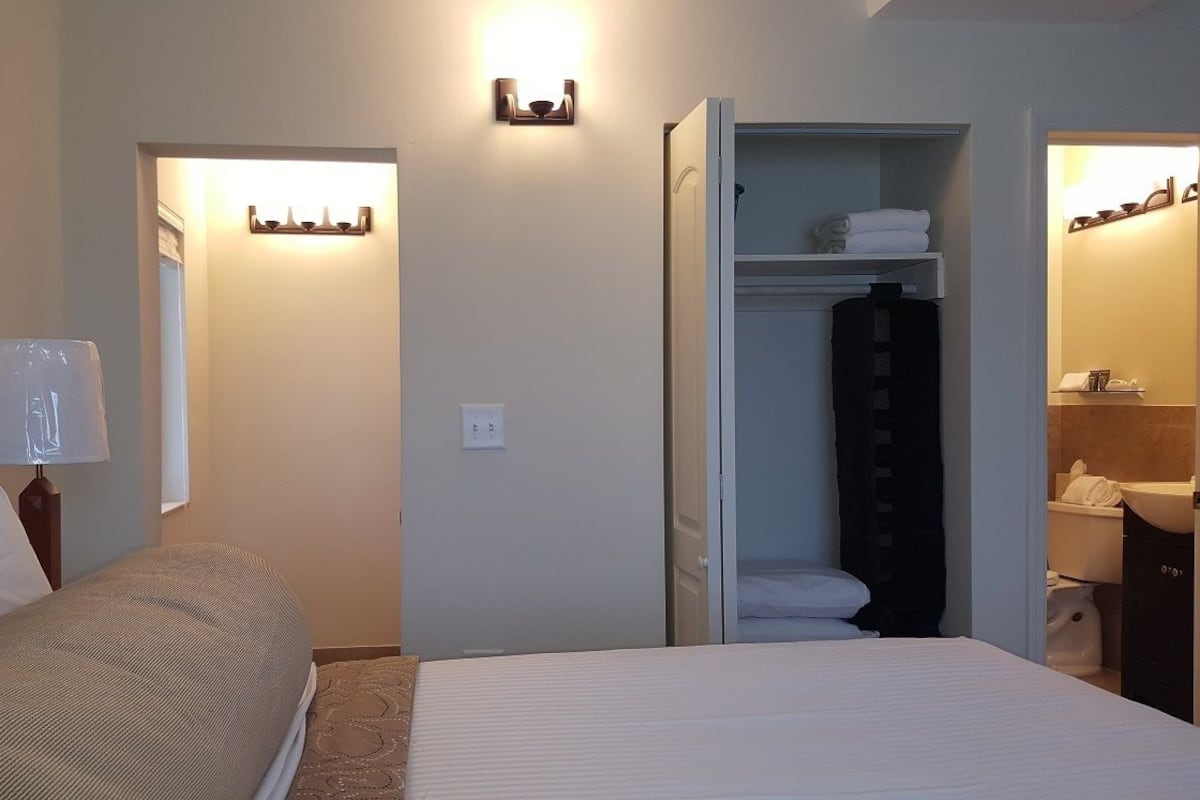 Studio Superior, 1 Tempat Tidur King, lemari es & microwave, tepi laut | Seprai premium, brankas, setrika/meja setrika, dan Wi-Fi gratis