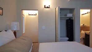 Superior Studio, 1 King Bed, Refrigerator & Microwave, Oceanfront | Premium bedding, in-room safe, iron/ironing board, free WiFi - Le Cabanon Motel (Pompano Beach)