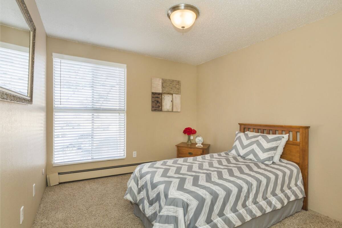 2 bedrooms, desk, iron/ironing board, rollaway beds (surcharge)