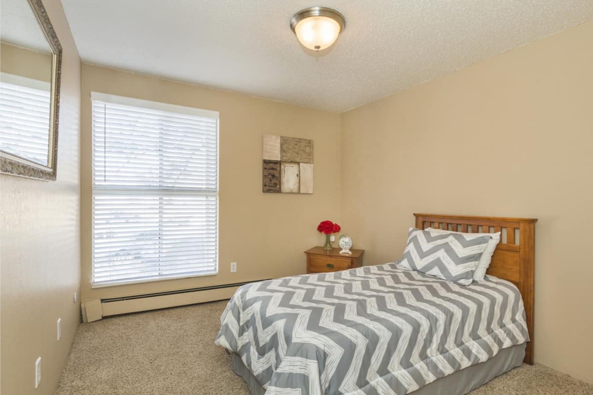 2 bedrooms, desk, iron/ironing board, rollaway beds