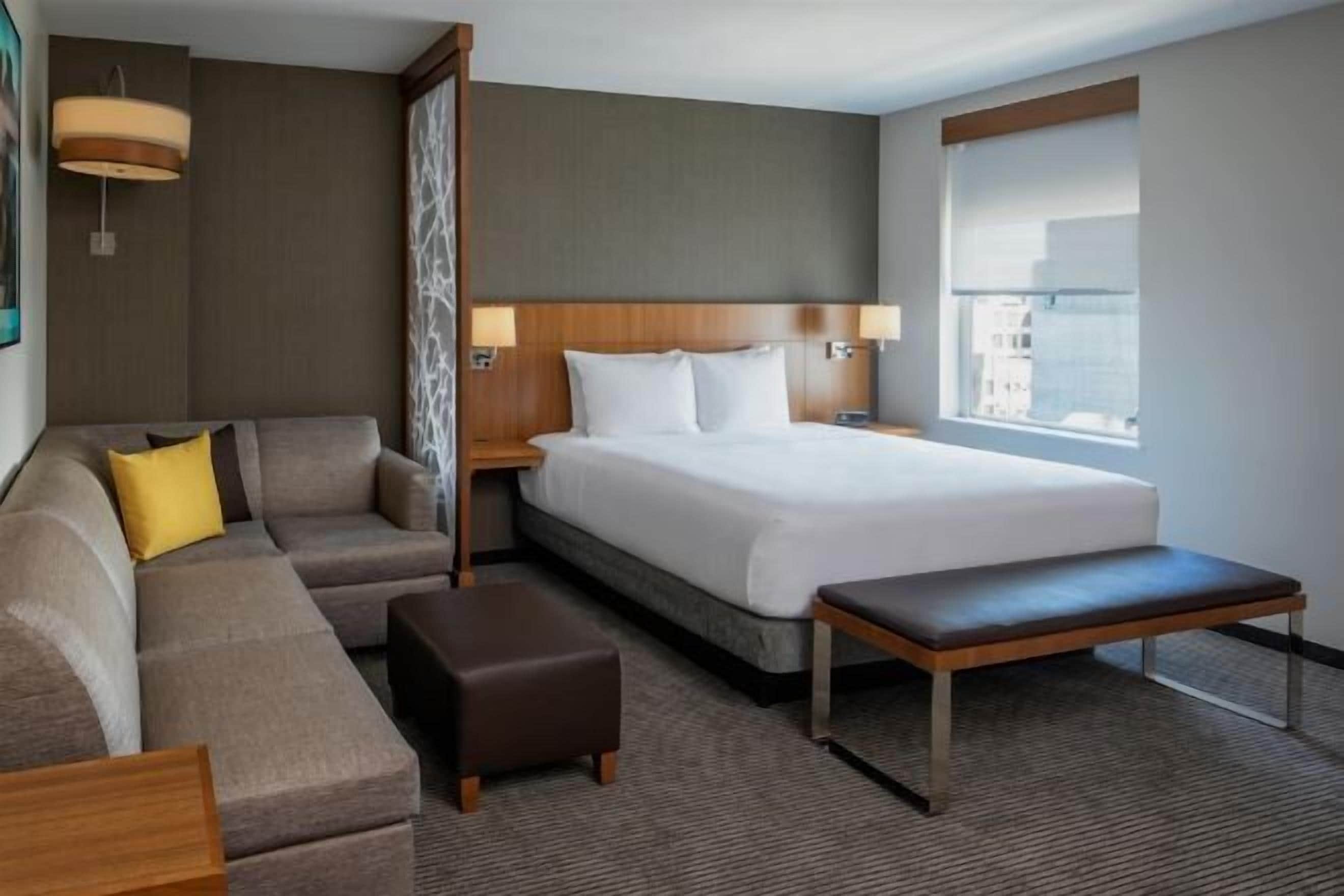 防过敏的被褥、客房内保险箱、办公桌、遮光窗帘