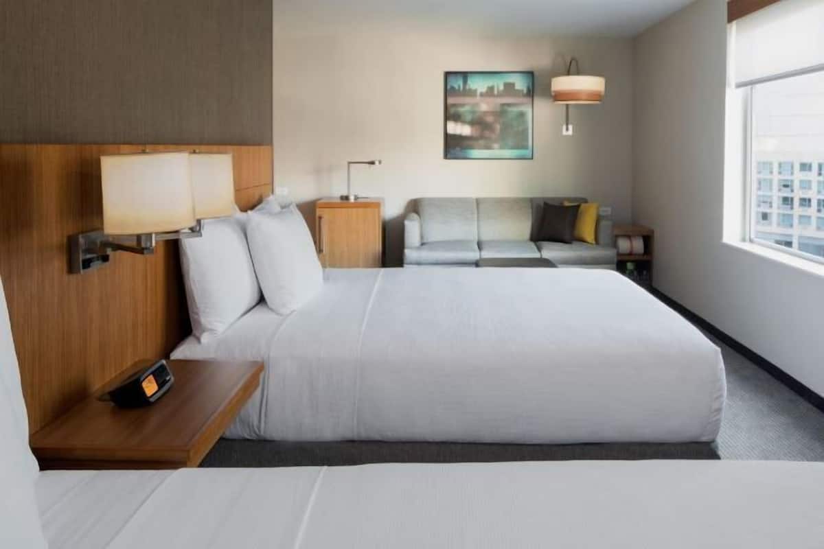 Hypo-allergenic bedding, in-room safe, desk, blackout curtains