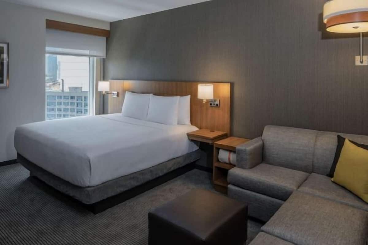 Hypo-allergenic bedding, in-room safe, desk, blackout curtains