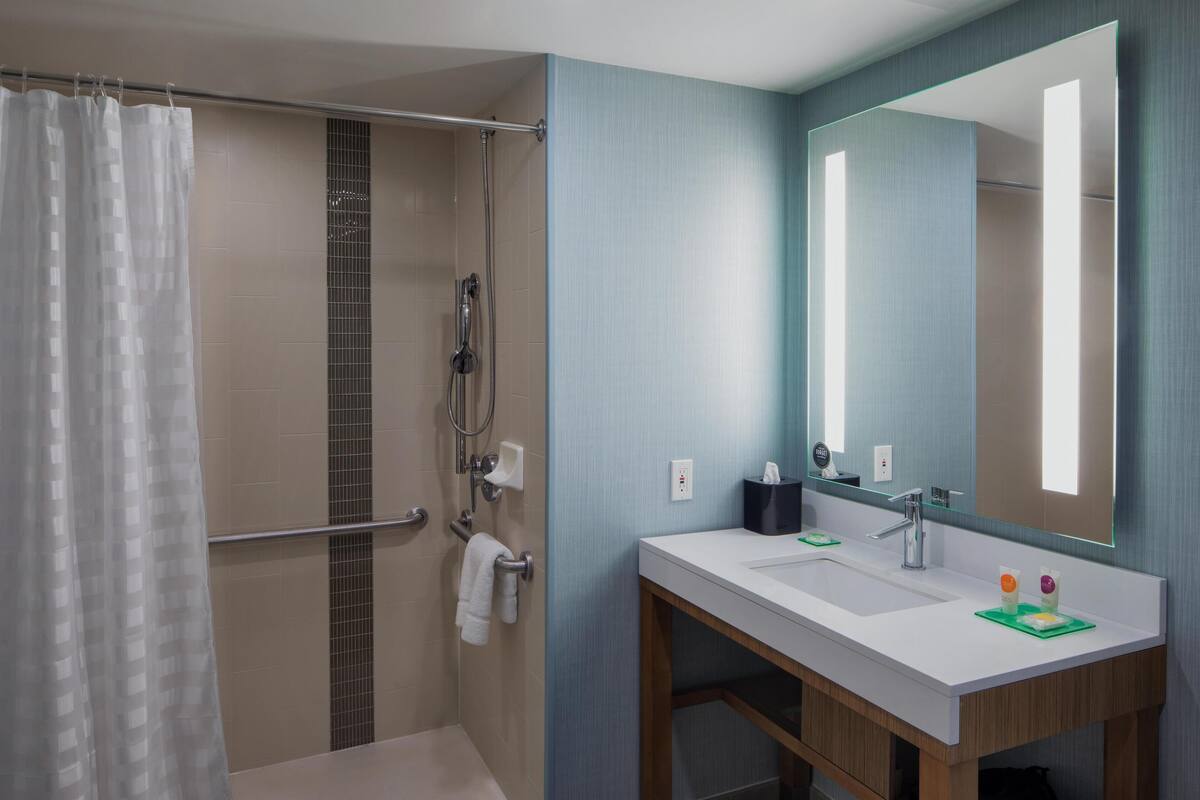 free toiletries, hair dryer