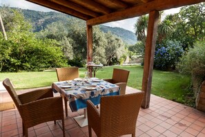 Outdoor dining - Farm holidays with pool in Sicily, among the Nebrodi's park and close to the sea (Rocca di Capri Leone)