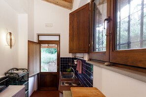 Fridge, cookware/dishes/utensils