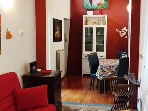 スマートテレビ、DVD プレーヤー、書庫、ステレオ