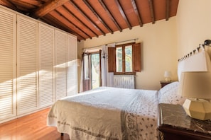 2 habitaciones, tabla de planchar con plancha y cuna de viaje