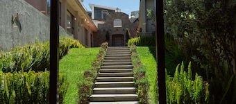 Quindeloma Art Hotel And Gallery
