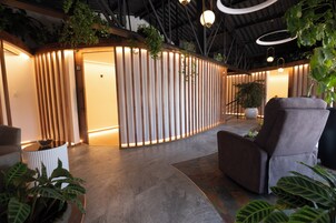 Couples treatment rooms, hot tub, Turkish bath, body treatments