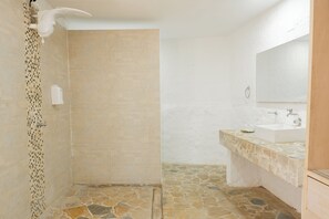 A bathroom with a shower, a sink, and a mirror. - Hotel Isla Real (Cartagena)