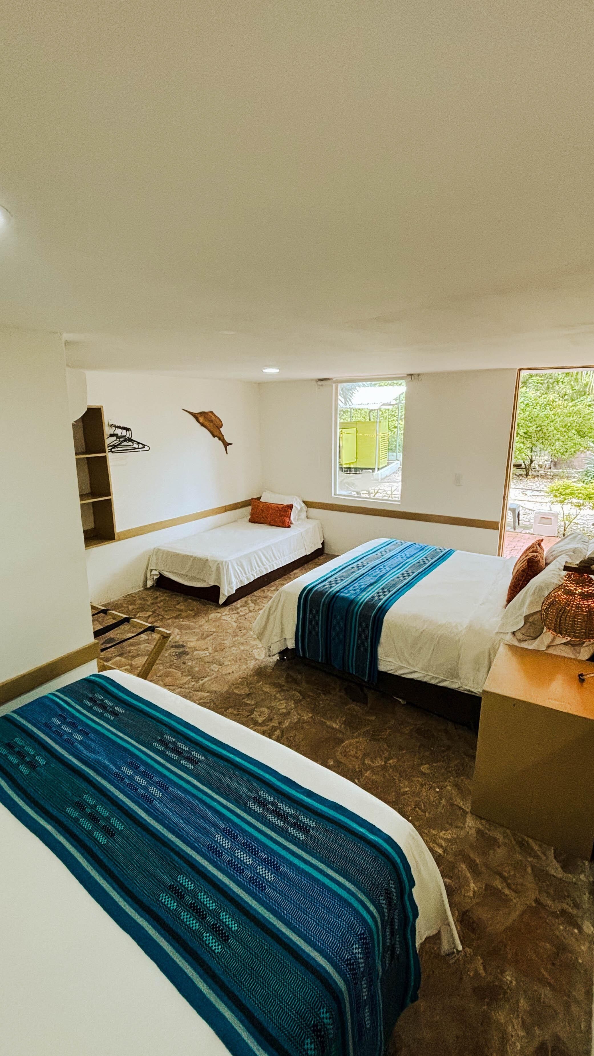 Rom – standard, flere senger | Sengetøy av topp kvalitet, safe på rommet og strykejern/-brett