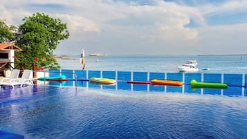 Piscina externa, espreguiçadeiras