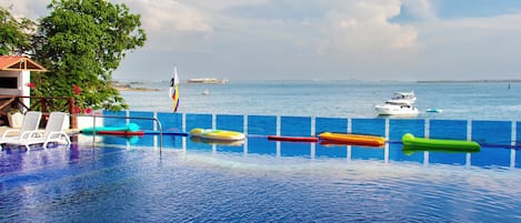 Outdoor pool, pool loungers