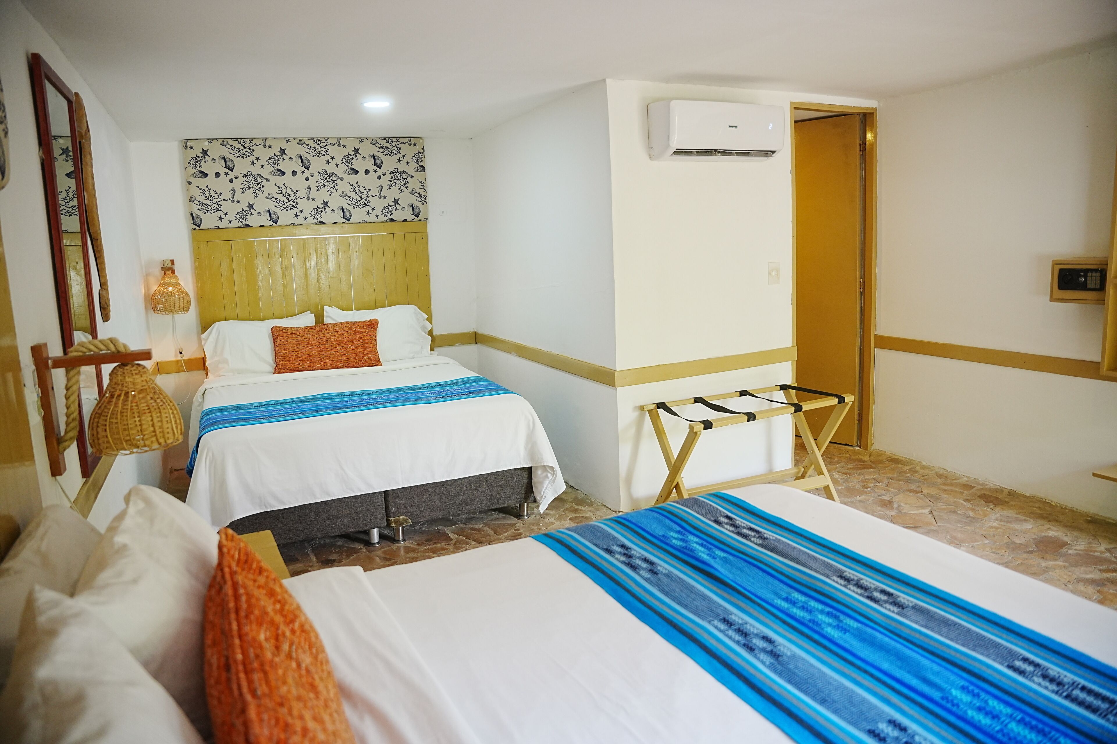 Habitación estándar, varias camas | Ropa de cama de alta calidad, caja fuerte, tabla de planchar con plancha