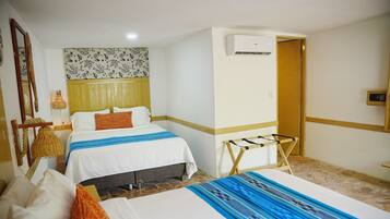 Habitación estándar, varias camas | Ropa de cama de alta calidad y caja de seguridad en la habitación