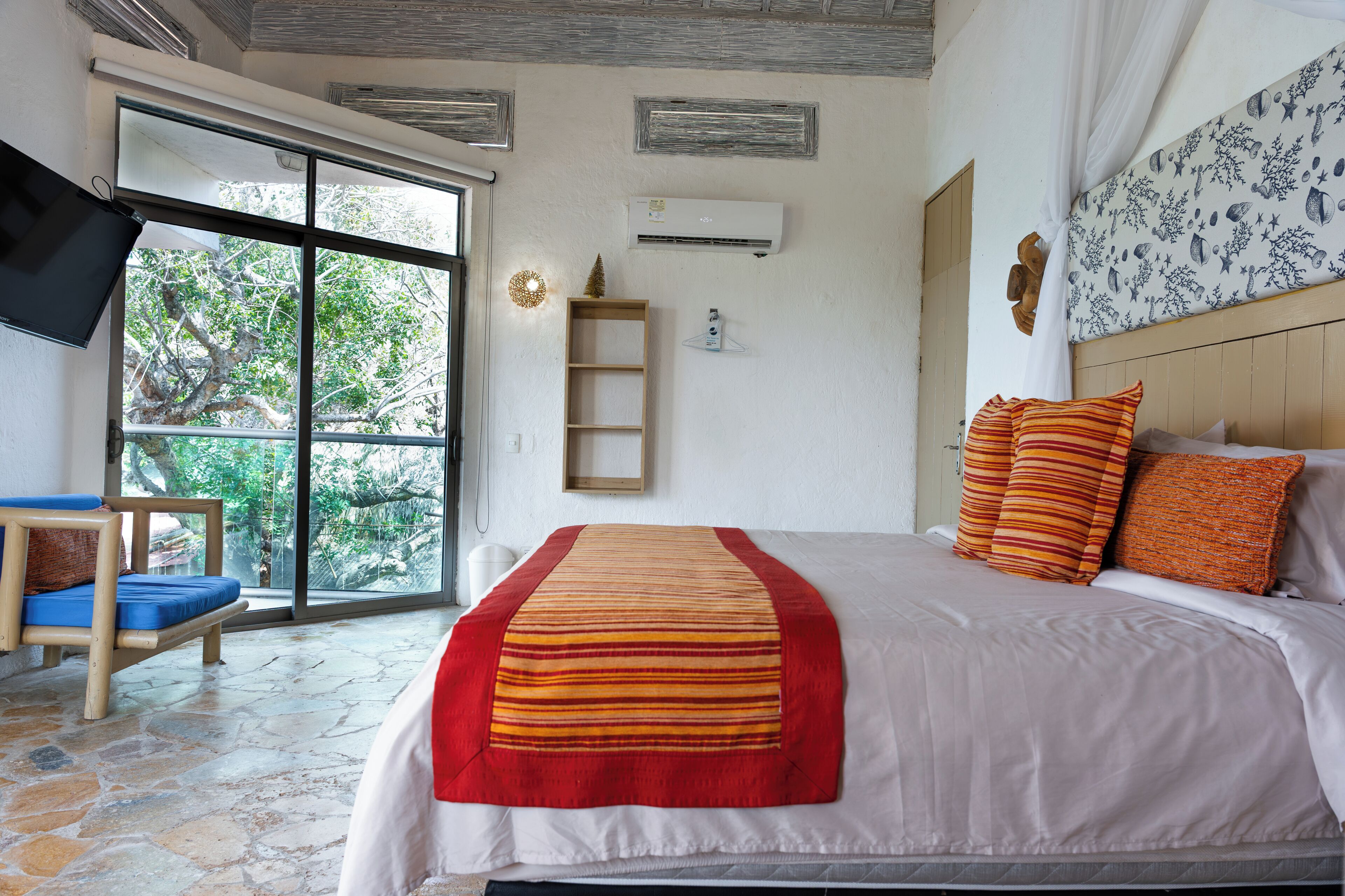 Premium bedding, in-room safe, iron/ironing board, free WiFi