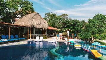 Alberca al aire libre y camastros