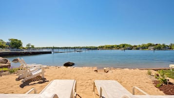 Sulla spiaggia, lettini da mare, teli da spiaggia
