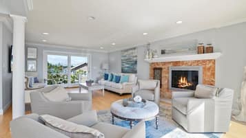 Smart TV, fireplace, books, stereo