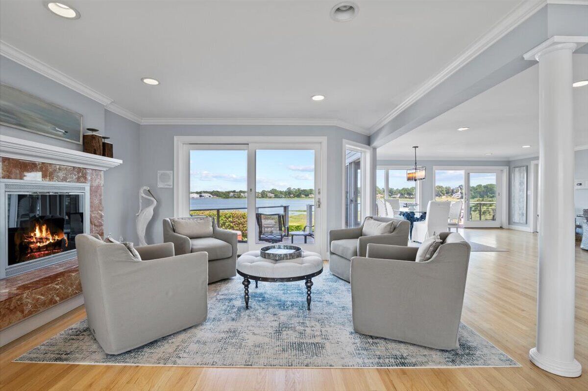 Smart-TV, peis, bøker og stereoanlegg