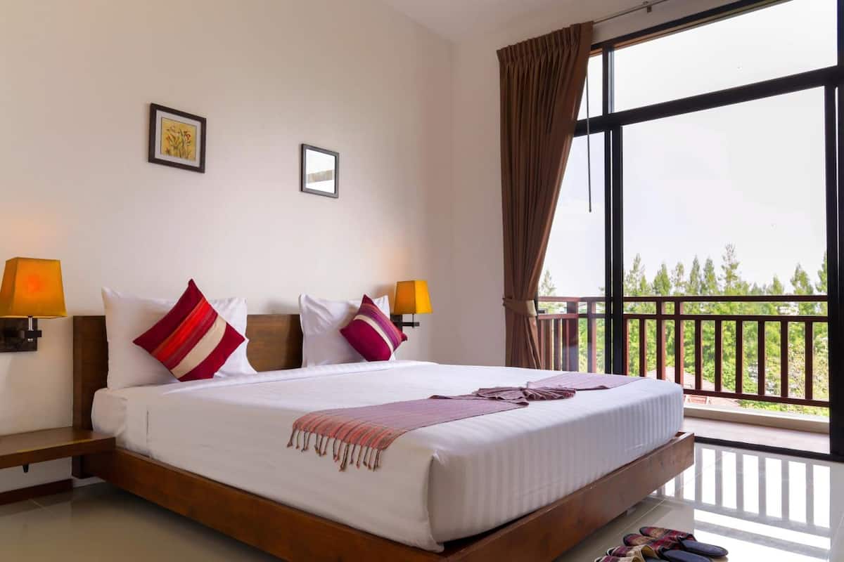 Standard High Floor, 1 King Bed, Non Smoking | 書桌、遮光布/窗簾、免費無線上網、床單