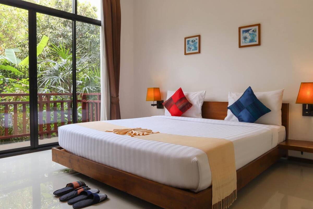 Standard Lower Floor, 1 King Bed, Non Smoking | 書桌、遮光布/窗簾、免費無線上網、床單
