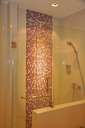 Deluxe Twin Room | Bathroom shower