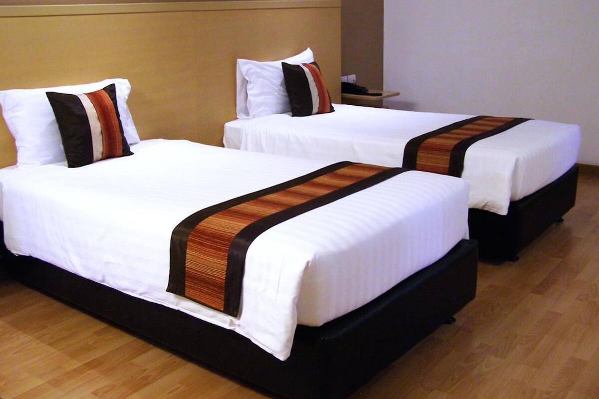 Standard Twin Room | Minibar, desk, WiFi (free), bed sheets