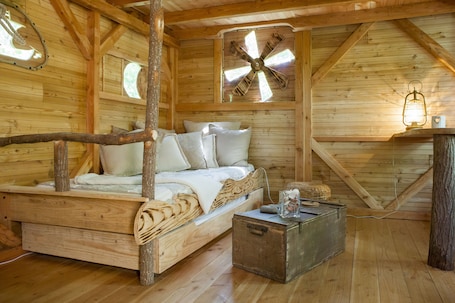 1 bedroom, travel cot, WiFi, bed sheets. Bed and Breakfast / house holidays in a charming hut with SPA !