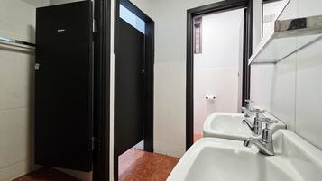 Chambre avec lits jumeaux, salle de bains commune | Salle de bain | Articles de toilette gratuits, serviettes fournies