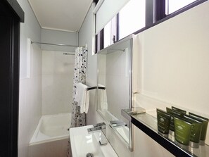 Triple Room, Ensuite | Free WiFi, bed sheets - Panania Hotel (Panania)