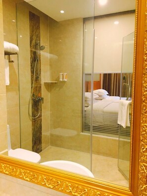 Habitación estándar con 2 camas individuales | Baño | Regadera, amenidades de baño gratuitas, secadora de cabello, pantuflas