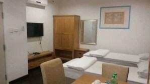 Minibar, desk, bed sheets - Mountain View Lodge (Port Moresby)