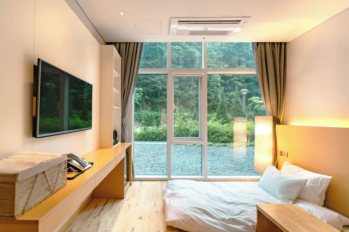 Forest Standard Ondol (1F) | Premium bedding, down comforters, iron/ironing board (on request)