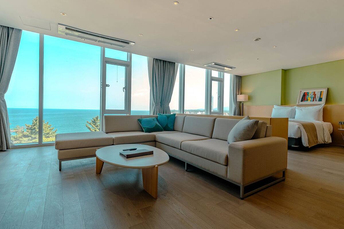 Potaraka Sunrise Suite | Premium bedding, down comforters, iron/ironing board (on request)