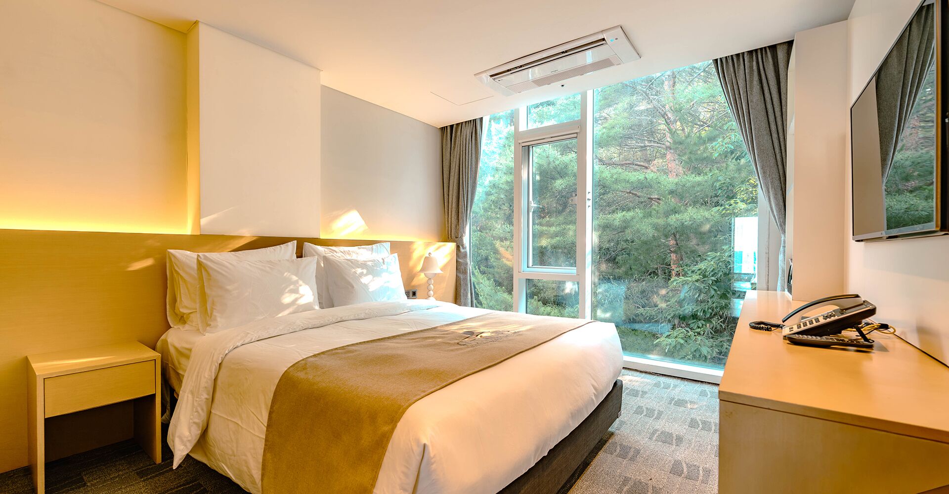 Forest Standard Double | Premium bedding, down comforters, iron/ironing board, free WiFi